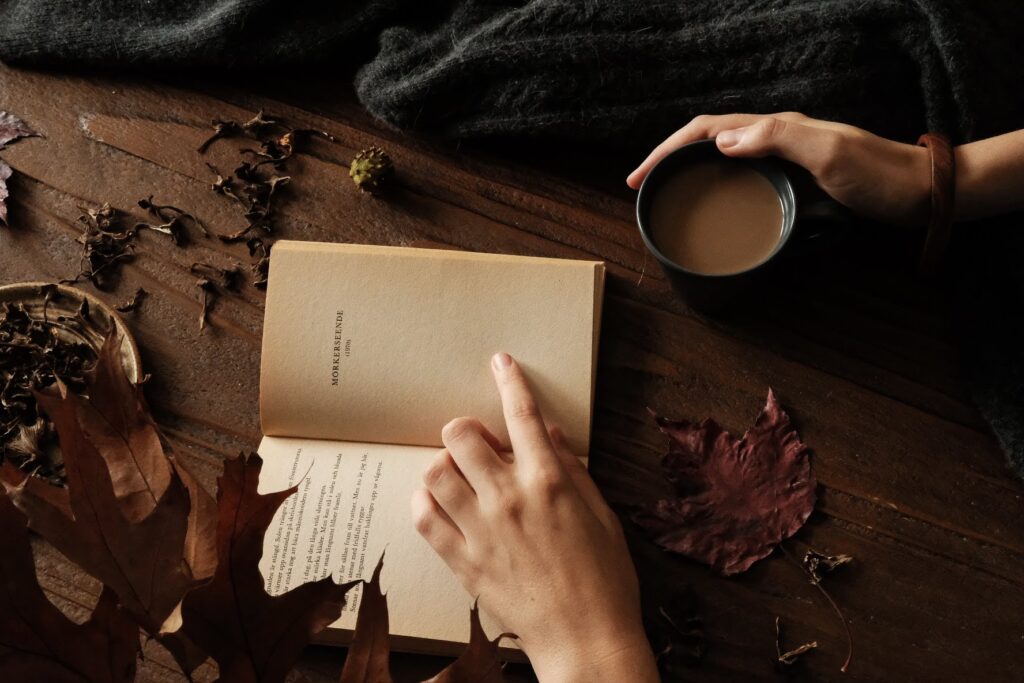 En bok och en kopp kaffe
